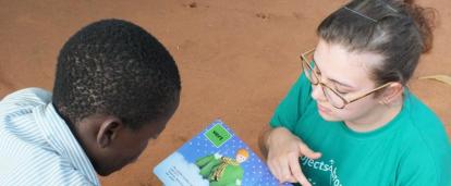 Volunteer with children in Togo Volunteer with children in Togo